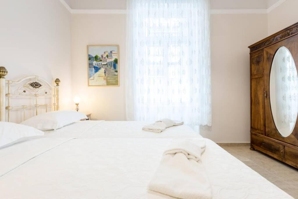 Neoclassical Apartment With 2 Bedrooms In Пирей Экстерьер фото