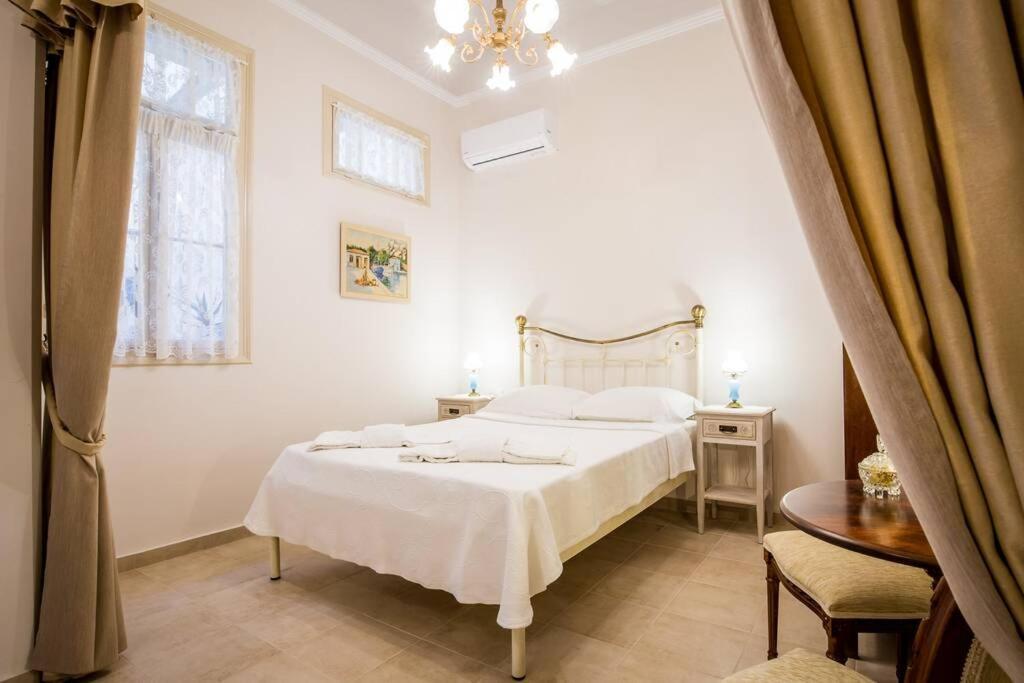 Neoclassical Apartment With 2 Bedrooms In Пирей Экстерьер фото