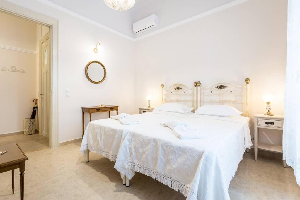 Neoclassical Apartment With 2 Bedrooms In Пирей Экстерьер фото