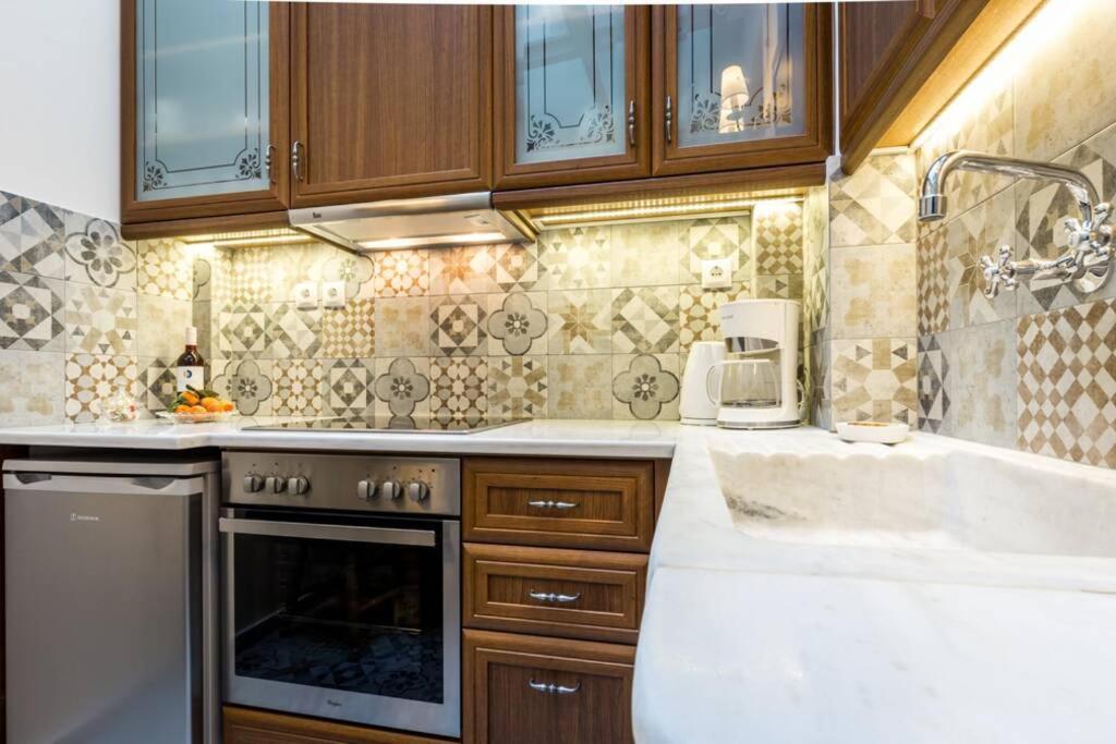 Neoclassical Apartment With 2 Bedrooms In Пирей Экстерьер фото